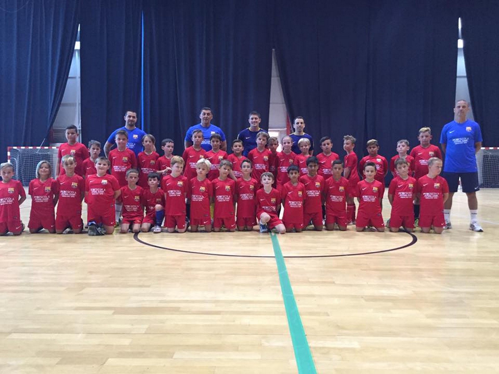 Foto grupo Escola Barça en Gibraltar.jpg